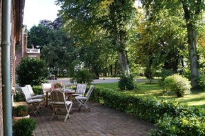 Outdoor dining - Unter Parkbäumen mit Kamin, Eingezäuntem Garten und Sauna: Unsere Alte Meierei Gut Priesholz (Rabenholz)
