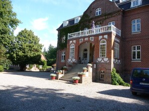 Exterior - Blick in den Park: Unsere Sperlingslust Gut Priesholz (Rabenholz)