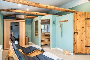Sauna - Blick in den Park: Unsere Sperlingslust Gut Priesholz (Rabenholz)