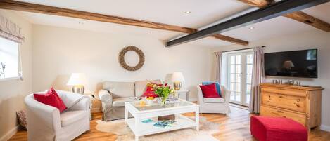 Fernseher, DVD-Player, Tischfußball, Tischtennisplatte