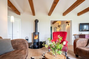 TV, pebolim, mesa de pingue-pongue, livros