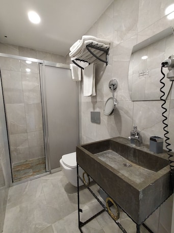 Shower, rainfall showerhead, free toiletries, hair dryer. Gala Edirne