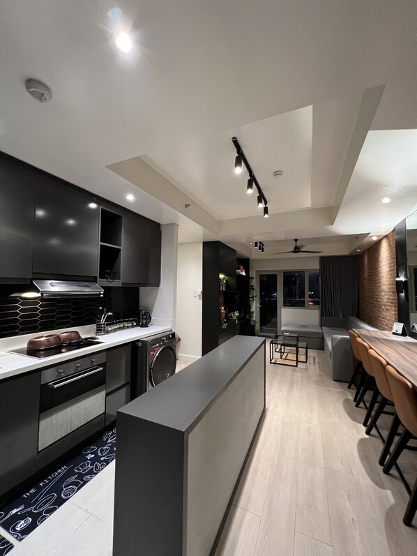 Fridge, microwave, oven, stovetop - Corner Industrial 1BR Executive Suite + BGC City View (Taguig)