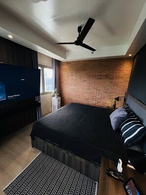 1 bedroom, WiFi, bed sheets - Corner Industrial 1BR Executive Suite + BGC City View (Taguig)