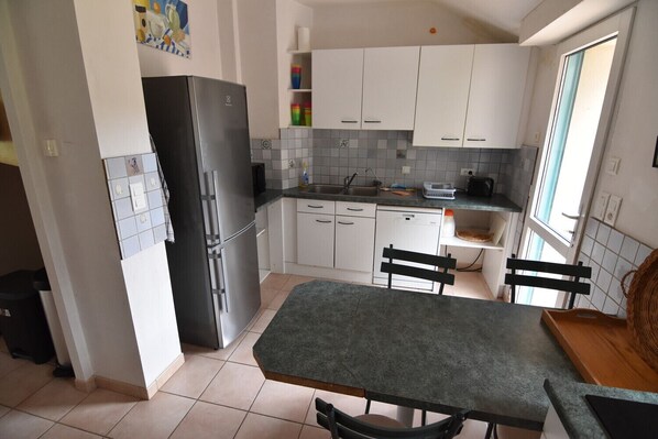 Kühlschrank, Mikrowelle, Ofen, Geschirrspüler