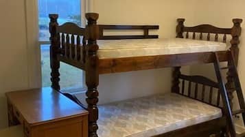 3 bedrooms, iron/ironing board, WiFi, bed sheets