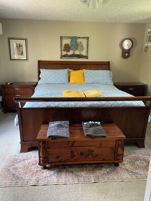 4 bedrooms, iron/ironing board, free WiFi, bed sheets - Relaxing & Rejuvenating Retreat w/Hot tub, Pool, Sauna, & Games for family+pets (Berkeley Springs)