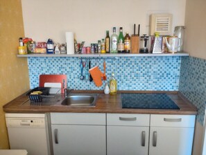 Frigorifero, microonde, piano cottura, lavastoviglie