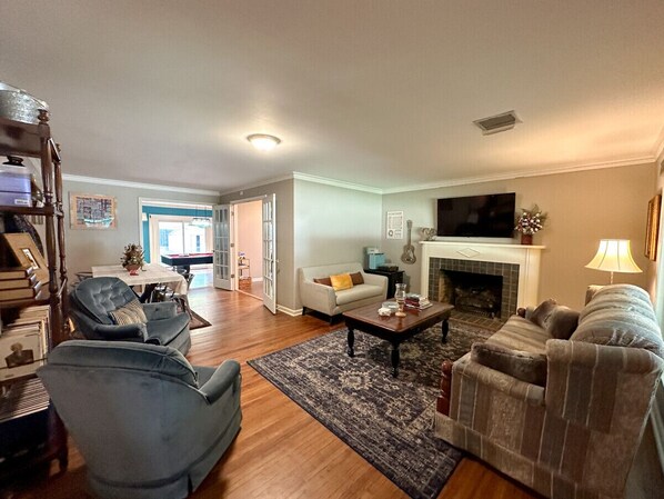 Smart TV, DVD player, books, music library - The Vandalia House - Midcentury Rodeo Meets Midtown, University of Tulsa, and Expo Center (Tulsa)