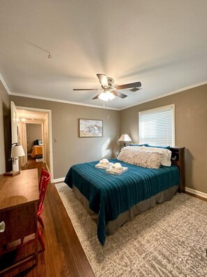 4 bedrooms, desk, iron/ironing board, travel cot - The Vandalia House - Midcentury Rodeo Meets Midtown, University of Tulsa, and Expo Center (Tulsa)