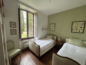 2 dormitorios, cuna de viaje, wifi gratis y ropa de cama