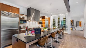 Casa superluxo, várias camas, acesso à piscina, vista para a piscina (Beverly Glen Hillside Haven) | Cozinha privada | Geladeira, micro-ondas, fogão, cooktop