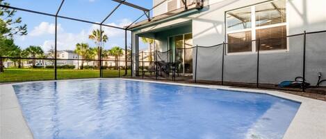 Een verwarmd zwembad