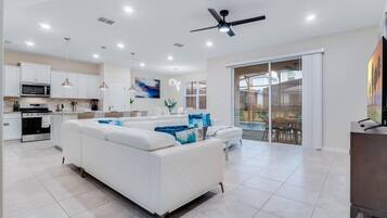 Smart TV, futbolito y oficina