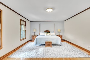 4 bedrooms, iron/ironing board, WiFi, bed sheets