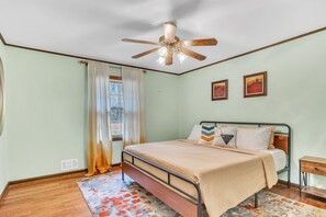 4 bedrooms, iron/ironing board, WiFi, bed sheets