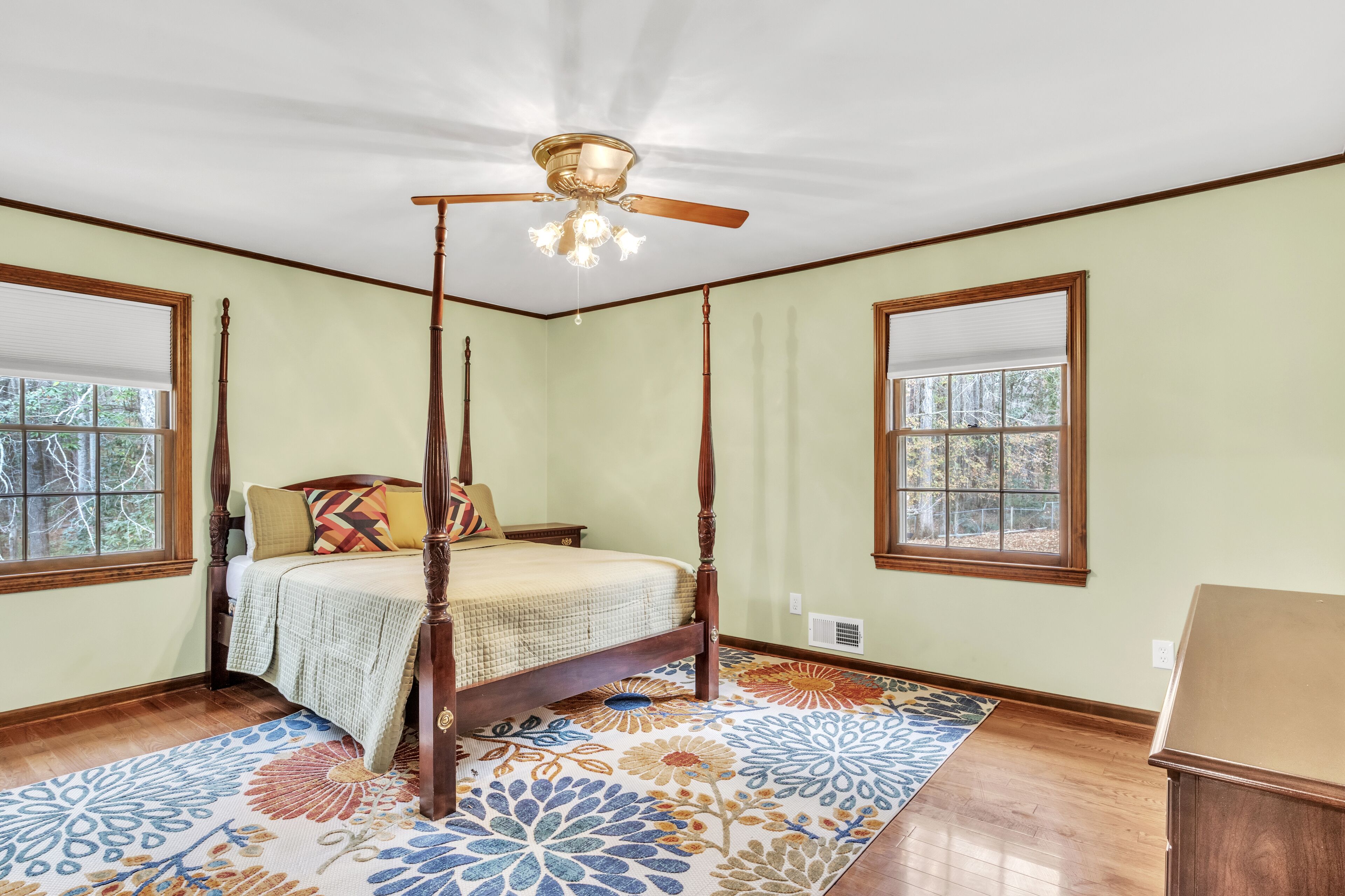 4 bedrooms, iron/ironing board, WiFi, bed sheets