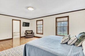4 bedrooms, iron/ironing board, WiFi, bed sheets - Quiet wooded sanctuary  (Fayetteville)