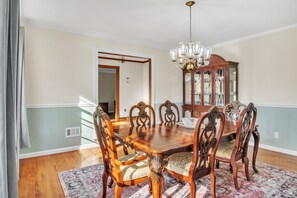 Dining - Quiet wooded sanctuary  (Fayetteville)