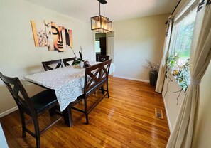 Dining - The Cul-de-Sac Retreat (Saint Charles)