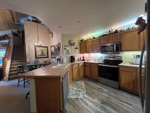 Réfrigérateur, four à micro-ondes, un four, surface de cuisson
