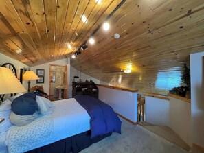 3 soverom, skrivebord, strykejern/-brett og reiseseng for barn