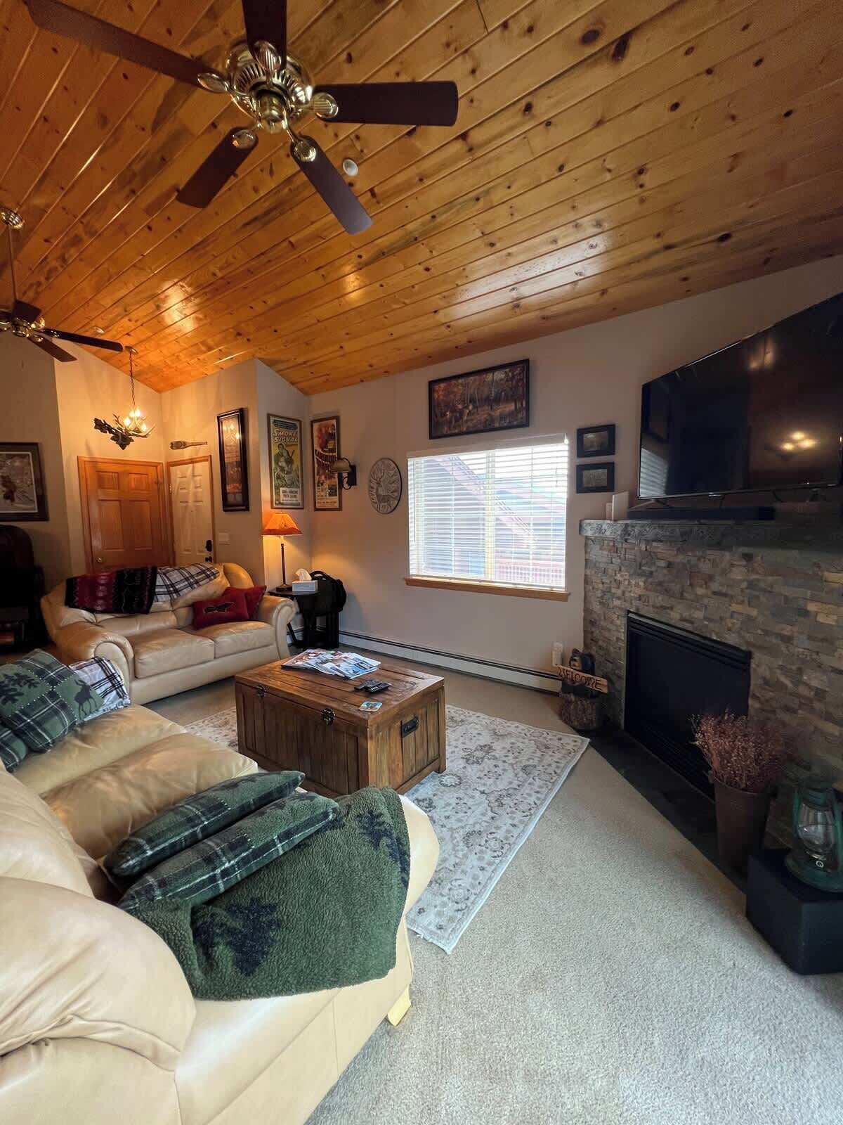 テレビ、暖炉、書斎 / ワークスペース