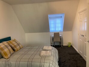 4 chambres, fer et planche à repasser, Wi-Fi, literie fournie