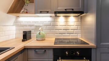 Fridge, oven, dishwasher, coffee/tea maker