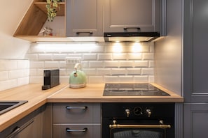 Coffee/tea maker, fridge, oven, dishwasher