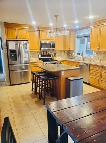 Cheerful 5-Bdm Backing Onto Park

