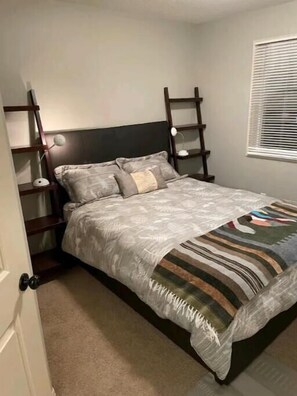 4 slaapkamers, een strijkplank/strijkijzer, reisbedje, gratis wifi