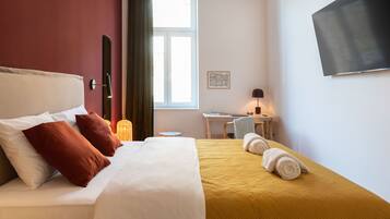 Iron/ironing board, bed sheets