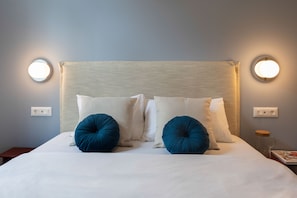 Iron/ironing board, bed sheets
