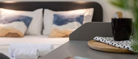 Tabla de planchar con plancha, wifi gratis y ropa de cama