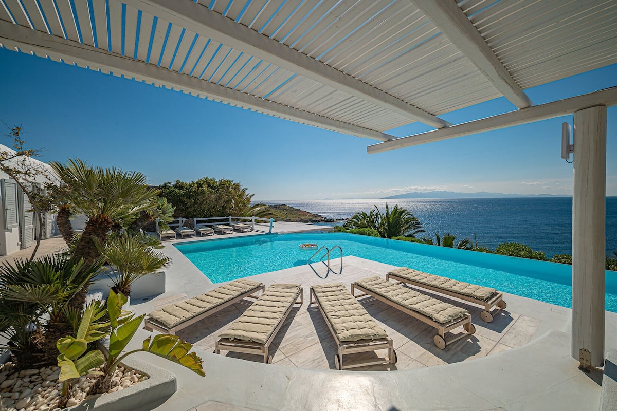 Exclusieve villa, privézwembad, uitzicht op zee | 4 slaapkamers, een kluis op de kamer, individueel gedecoreerd