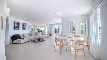 Superior-villa - privat pool - havudsigt | Pengeskab på værelset, individuelt design, individuel indretning