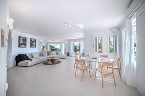 Vila superior, piscina particular, vista para o mar | Cofres nos quartos, individualmente decorados