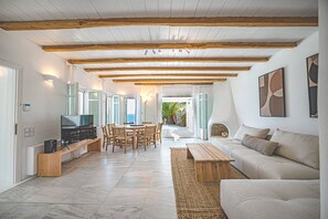 Deluxe villa, privézwembad, uitzicht op zee | Een kluis op de kamer, individueel gedecoreerd, individueel gemeubileerd