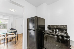 Fridge, microwave, oven, stovetop - NorthEnd Cozy Modern Gem Near BSU (Boise)