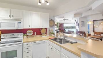 雪櫃、微波爐、焗爐、爐具