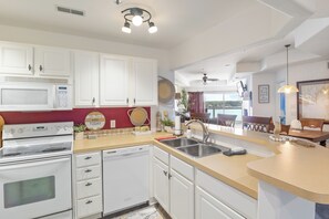 Fridge, microwave, oven, stovetop - Prime Spot, Breathtaking Views, Nearby Attractions (Lake Ozark)