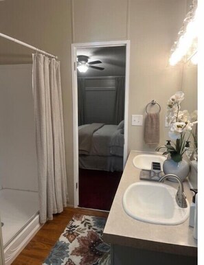 3 habitaciones, escritorio, tabla de planchar con plancha y wifi gratis