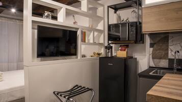 Appartamento Deluxe | Cucina privata | Frigorifero, microonde, piano cottura, pentole/stoviglie/utensili