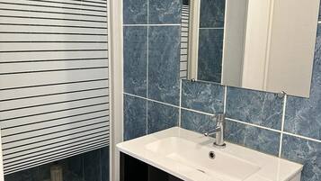 Een douche, een haardroger, handdoeken, zeep