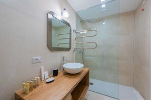 Bruser, hårtørrer, bidet, håndklæder