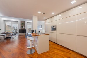Fridge, oven, stovetop, dishwasher