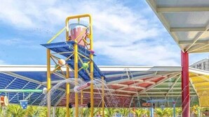 A covered outdoor area with a climbing structure and solar panels. - Apartamento acesso ao diRoma Acqua Park (Caldas Novas)