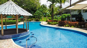 A swimming pool with a gazebo, surrounded by lush greenery and palm trees. - Cozy getaway w/pool-tennis-bbq near Manuel Antonio (Manuel Antonio)