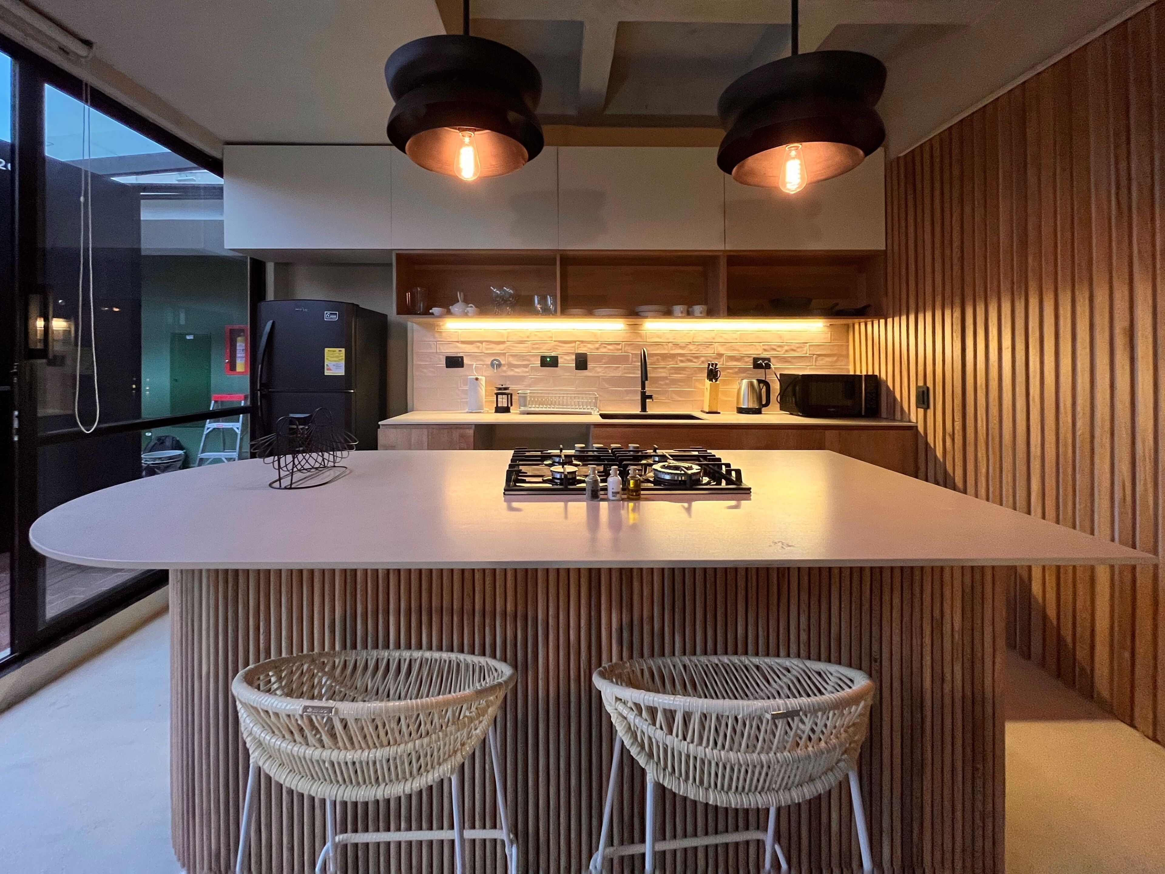 Apartamento (205) | Cocina privada | Frigorífico, microondas, licuadora y utensilios de cocina